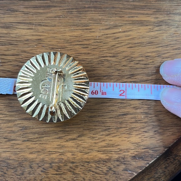 Large faux pearl brooch set in twisted gold tone frame 1980s minimalist - Picture 9 of 9